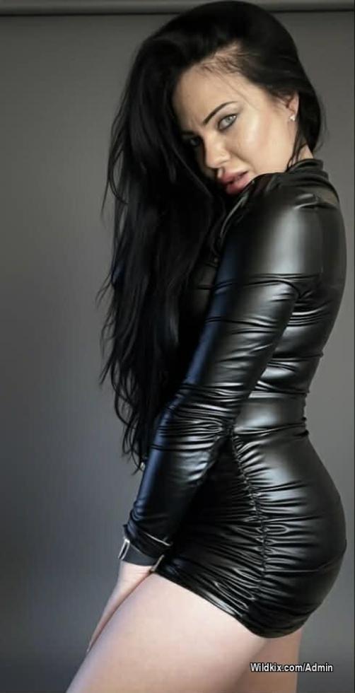 Möt bloggaren Ewelina — kvinnan som inte ber om ursäkt för någonting

När man först möter Ewelina är det lätt att fastna i blicken. Den säger mer än de flesta vill erkänna högt: “Försök imponera på mig. Lycka till.” Det är en sorts intensiv närvaro som antingen får dig att sträcka på dig — eller titta bort.

Men bakom den kaxiga fasaden finns en annan sorts styrka. Inte mjukare, men djupare. Hon beskriver sig själv som “kaxig men charmig”, en kombination som hos henne känns helt naturlig. Hon är den som kräver respekt och ger den tillbaka. Den som går sin egen väg och inte låter någon annan tala om för henne hur den vägen ska se ut.

• Från tanke till verklighet

När hon berättar om sin väg in i vuxenbranschen rycker hon på axlarna, som om det är det mest självklara i världen.

“Det var pengar. Punkt. Jag trodde det skulle vara ett enkelt jobb där jag bestämde allt själv – vad jag vill göra, vad jag inte vill göra, när jag vill jobba. Friheten lockade. Men branschen är mer krävande än folk fattar. Det är stressigt att aldrig veta vad lönen blir.”

Hon säger det utan dramatik. Bara ren fakta. Sådan hon är.

• Kontrasterna ingen förväntar sig

Ewelina är full av överraskningar. Hon berättar att hon kan klämma en hel tårta på 20 minuter utan att må dåligt. Att hon hjälper människor varje dag, på sätt hon inte alltid pratar högt om. Att hon ofta sätter sig själv sist.

Det går stick i stäv med den dominanta, orädda persona hon visar utåt. Men kanske är det just kontrasten som gör henne så intressant. Hon är både stenhård och självoffrande, och hon har inga planer på att ursäkta något av det.

•  En kreativitet som kommer inifrån

När hon skapar content låter hon sig inte inspireras av andra. Inte av trender. Inte av konkurrenter.

“Det handlar om hur jag känner mig när jag vaknar. Min energi. Är jag inte på topp blir mitt content inte på topp. Det syns direkt.”

Det finns en autenticitet där som är ovanlig i branschen. En ovilja att spela en roll. Ewelina är Ewelina — även när kameran är på.

• Dominansens estetik

Hon beskriver sin stil som dominant, rent av anti-rosa.

“Min stil är dominans. Inget jävla puttigull. Rosa får mig att känna mig obekväm.”

Det är en stil som både skrämmer och lockar. En energi som är allt annat än mjukporr. Hon har visserligen experimenterat med undergivenhet i videos med sin man, men hon säger själv att hon aldrig riktigt kan “ge sig hän” fullt ut. Dominansen ligger i hennes natur.

Därför är det knappast förvånande att hennes följare älskar henne när hon går all in: squirt, svullen klitta, pumpade kurvor och oväntad intensitet.

• Fantasier, ramar och allt däremellan

Hon skrattar när hon berättar om den fantasi hon gillar mest: att hennes man knullar andra tjejer. “Varför just det? Det undrar jag med”, säger hon, och rycker på axlarna igen.

Men hon har gränser. “Analt görs sällan. Mitt lilla rumphål är tight och jag vill inte offra det ofta.”

Hon säger det med en ton som gör det omöjligt att avgöra om hon skämtar eller är dödsallvarlig. Sannolikt båda.

• En relation till fansen som kräver hjärna, inte emojis

Det finns en sak hon är tydlig med: hon tolererar inte fjollerier. Inte tomma komplimanger. Inte blinkande hjärtan eller svettande emoji-gubbar.

“En intelligent, rak och ärlig konversation — det är det jag vill ha. Folk som skriver ’du är snygg 😍’… vad ska jag svara? ‘Tack’? Meningslöst.”

Hon berättar också att ett av de mest minnesvärda DM:en hon fått var att flera följare hellre vill suga av hennes man än att slicka henne.

“Ja… det fastnar ju,” säger hon med ett torrt skratt.

• När verkligheten är sexigare än fantasin

På frågan om hennes största turn-on berättar hon en scen som kunde varit hämtad ur en erotisk thriller:

“När jag säger att vi inte har tid att ha sex – och han ändå trycker upp mig mot väggen. En man som vet vad han vill och känner av exakt vad jag egentligen vill… trots att jag säger motsatsen.”

Kontroll är hennes grej — men bara tills någon tar den ifrån henne på rätt sätt.

• Fantasier hon ännu inte fångat på film

Hon berättar om en fantasi som fortfarande är oskådad på kamera. En skogspromenad. En bil som stannar. En man som frågar om hon behöver skjuts. Hon säger nej.

Och därifrån… tar fantasin över.

Hon ler när hon säger det. Ett leende som antyder mer än hon berättar.

• Vad hon planerar härnäst

När vi frågar vad fansen kan vänta sig från henne på Wildkix framöver ger hon bara en ledtråd:

“Jag ska nog ta en promenad i skogen snart. Jag tror att de håller med.”

Och där lämnar hon det. Som en cliffhanger. Som en utmaning.

Ewelina är inte här för att följa andra. Hon är här för att vara exakt den hon är — och för att alla andra ska tvingas förhålla sig till det.

Ewelina kan du följa på https://wildkix.com/EwelinaMarjatta