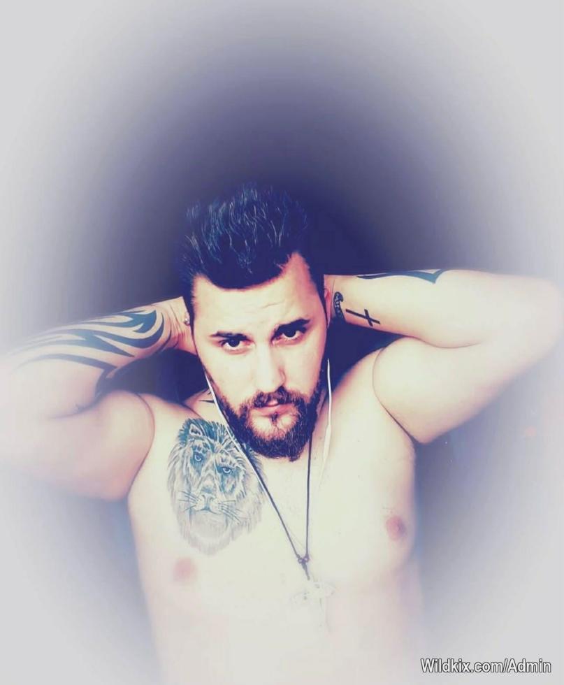 Möt Jokern – den lugna kraften, den självklara dominansen och mannen som aldrig spelat en roll

Det första man lägger märke till med Jokern är inte hans dominans, hans röst eller hans närvaro framför kameran.
Det är lugnet.
Ett lugn som bara män med stenkoll på sig själva har — och som samtidigt bär på något helt annat under ytan.
En glimt i ögat. Ett sorts varningstecken blandat med värme.
Han beskriver sig själv bäst:
“Jag är väldigt snäll, men gör någon mig orätt så vänder det direkt.”
Det är inte en hotfull mening. Bara en faktabeskrivning av hur Jokern fungerar som människa: snäll som utgångsläge, men inte någon man trampar på.

• Ett oväntat vägskäl – och ett beslut som förändrade allt

Att Jokern överhuvudtaget skulle synas i vuxenbranschen hade han aldrig trott själv.
“Porren har alltid varit ett intresse, på gott och ont. Men att själv medverka? Det trodde jag aldrig skulle ske.”
Det som förändrade allt var mötet med hans fru, Ewelina Marjatta — en av Wildkix mest kaxiga personligheter.
“Hon gav mig valet: kör igång eller låt bli.”
Resten är historia.
Och Jokern körde — helhjärtat.

•  Mannen bakom dominansen

Det finns en förväntan att dominerande män alltid ska vara högljudda, hårda och burdusa.
Jokern är motsatsen.
Han är jordnära, teknisk och detaljdriven. När han inte syns på Wildkix sitter han gärna i flera timmar och fiskar, eller skruvar på “någon rolig maskin” ute i garaget. Det är där han tankar energi.
Det är också där mycket av hans balans kommer ifrån.
Men framför kameran?
Då förändras allt.

• Dominans som sitter i ryggmärgen

“Jag är dominant. Jag älskar att ha kontroll över en kvinnas kropp. Att utforska, beröra och leka på ett sätt hon accepterar och gillar.”
Det är en dominans som inte är spelad eller påklistrad — den är naturlig.
Och det syns.
Hans följare fastnar framför allt för hans mest fysiska innehåll:
“Hårda tag där min fru visar sin undergivenhet. Smisk, strypgrepp och sådant har fått högst respons.”
Men det verkligt intressanta är inte själva handlingarna — det är dynamiken.
Jokerns dominans bygger på kommunikation, trygghet och total koll.

• Fantasier i duettskapad form

Jokerns favoritfantasi är något han delar med Ewelina — och den är både intim och intensiv:
“Jag älskar när min fru med sin sexiga röst berättar hur jag ska göra med en annan kvinna. Det är min fantasi. Vi pratar ofta så i vårt innehåll.”
Det är inte en scen han spelar.
Det är en gemensam dynamik, en energi de byggt tillsammans.
Och när det gäller gränser är han tydlig:
“Jag är fullkomligt hetero. I övrigt har jag inga gränser alls.”

• Fansen – mer vänner än följare

Jokern är inte den typen som håller följare på avstånd.
Tvärtom.
“Jag gillar vardagligt snack. Jag ser alla som internet-buddys och uppskattar även ett hej.”
Det är jordnära, ospretigt och äkta.
Och det märks i hans DM:s.
 Ett av de mest minnesvärda meddelandena han fått?
“Att jag har en skön röst och att dominansen ser så enkel ut. Folk vill att jag ska förklara hur jag gör. Men det är svårt att förklara något som är så naturligt.”
Vad gör att någon sticker ut i hans inkorg?
“Ett kontaktsökande förtjänar alltid ett svar. Alla är sedda av mig.”
Det är en av Jokerns mest ovanliga styrkor i vuxenbranschen:
han får människor att känna att de faktiskt pratar med en person, inte en profil.

• Vad som tänder honom – på riktigt

När han berättar om vad som får honom att gå igång, pratar han inte om scenarion — utan om detaljer.
De där små sakerna många inte tänker på.
“Jag kollar in kvinnors detaljer. Smink eller inget smink. Kläder. Hur de går och rör sig. Former. Det kan kicka igång mig.”
Och framför allt:
“Ewelina tänker alltid på detaljer. Jag är tänd dygnet runt på henne. Nästan jobbigt.”

• En fantasi kvar att filma

Jokern har en tydlig dröm som ännu inte fångats på kamera:
“Att min fru sitter och kollar på, enligt hennes önskemål, när jag förför en annan kvinna.”
Det är den typen av fantasi som inte bara är sexuell — den säger mycket om deras relation:
Trygg, öppen, lekfull, och alltid baserad på gemensam vilja.

• Kontroll – och när han frivilligt tappar den

Han behöver inte alltid ha kontroll.
“Jag föredrar kontroll. Men när Ewelina hetsar upp mig på ett sätt ingen annan kan… då får hon kontroll en stund.”
Det säger allt om deras dynamik.

• Framtiden – och varför fansen aldrig blir besvikna

Jokern lovar inga stora rubriker eller dramatiska utspel.
Han lovar något bättre:
att alltid leverera.
“Jag kör dagliga uppdateringar. Alltid nyheter på ingång. Gillar man min och vår stil så blir man aldrig besviken på uppdateringarna.”
Jokern är mannen som inte snackar — han gör.

Och det är därför hans följare stannar.

Du kan följa Jokern här: https://wildkix.com/Jokern