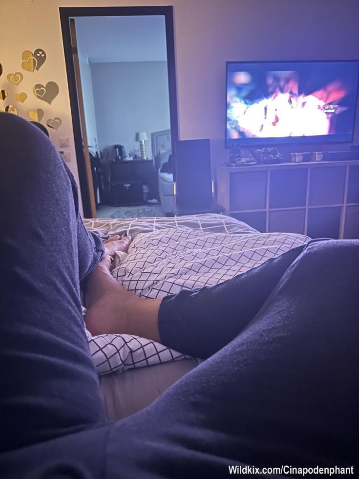 Hej alla fina underbara människor . Hoppas ni runkar duktigt här inne och ni kvinnor som följer onanerar blött . Jag vart utbjuden idag . Riktigt trevligt ,
Nu ligger jag i min säng med mysbyxor och Netflix . Enda hånglet jag har är mina 8 kuddar 😅❤️